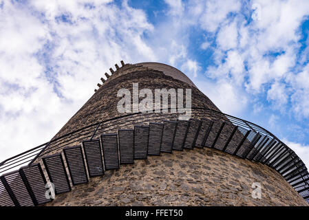 Metall-Treppe zu klettern, um einen mittelalterlichen Turm auf einem spanischen Himmel. Stockfoto