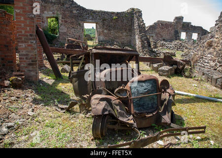 Rosten verlassenen Autos im Dorf von Oradour Sur Glane, Haute Vienne, Frankreich Stockfoto