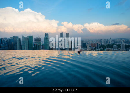 Die Innenstadt von zentralen Bankenviertel, betrachtet aus dem Infinity-Pool des Marina Bay Sands Hotel, Singapur Stockfoto