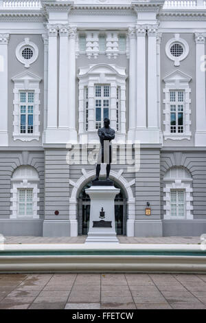 Sir Stamford Raffles Statue vor Victoria Theater und Konzerthalle, kolonialen Stadtteil, Singapur Stockfoto