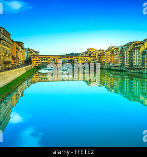Ponte Vecchio, alte Brücke, mittelalterlichen Wahrzeichen am Fluss Arno und seine Reflexion. Langzeitbelichtung Fotografie. Florenz, Toskana, Ita Stockfoto