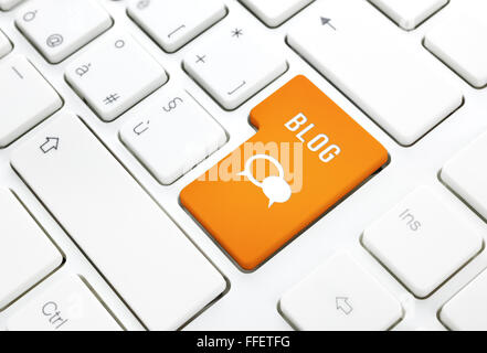 Blog-Business-Konzept, Text und Symbol. Orange geben Sie Taste auf weiße Tastatur Fotografie. Stockfoto
