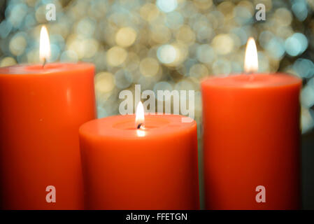 drei große aromatische Kerzen leuchten vor schönen Bokeh Hintergrund, Valentinstag Stockfoto