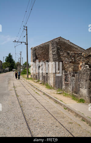 Ruinen der Straße im Dorf von Oradour Sur Glane, Haute Vienne, Frankreich Stockfoto