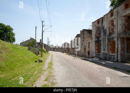 Ruinen der Straße im Dorf von Oradour Sur Glane, Haute Vienne, Frankreich Stockfoto