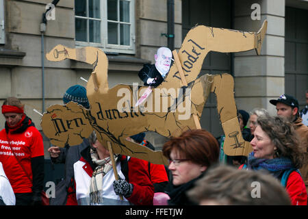 Kopenhagen, Dänemark. 11. April 2013. Eine Gruppe von Lehrern demonstriert werden auf ihrem Weg zur Demonstration am Schloss Christiansborg, das Parlamentsgebäude, mit eine Pappfigur Darstellung "Das dänische Modell" (der dänische Arbeitsmarkt Verordnung) erstochen und die dänische Ministerin für Finanzen, Bjarne Corydon in Stücke gehauen. 40.000 LehrerInnen aus ganz Dänemark demonstrierten vor dem dänischen Parlament Gebäude, Christiansborg, gegen die laufenden Aussperrung von Lehrern und die Regierung Reformpläne zu schneiden Lehrer Vorbereitung, längere Schulzeit zu finanzieren. Stockfoto