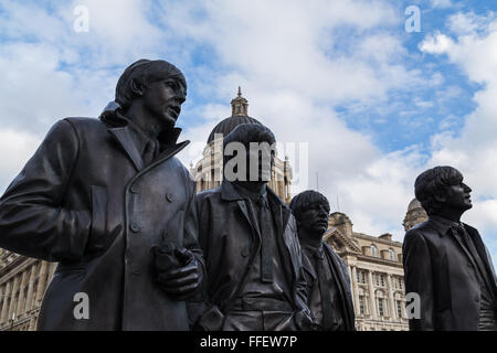 Schwarzen Statuen von John Lennon, Paul McCartney, Ringo Starr, George Harrison vor Port of Liverpool Building gesehen. Stockfoto