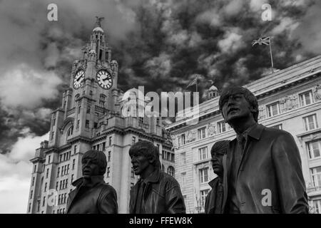 Schwarzen Statuen von John Lennon, Paul McCartney, Ringo Starr, George Harrison vor der königlichen Leber & Cunard Gebäude gesehen. Stockfoto