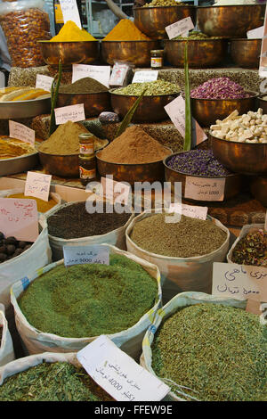 Bunte Gewürze auf dem Display in historischen Vakil-Basar, Shiraz, Iran Stockfoto