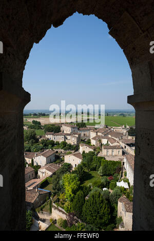 Gebäude von Saint-Emilion angesehen durch Bogen, Saint Emilion, Gironde, Aquitanien, Frankreich Stockfoto