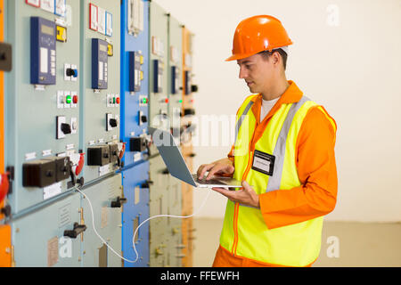 erfahrenen Elektriker arbeiten am Laptop im Umspannwerk Stockfoto