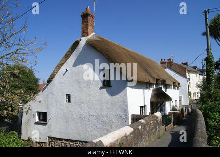 Ein traditionelles Reetdachhaus auf dem englischen Land Stockfoto