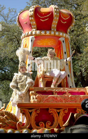 König Rex auf seine Schwimmer in der Rex Parade, Karneval Tag, New Orleans. Stockfoto