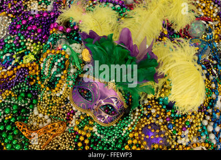 Gefedert-Maske auf einen Haufen von Karneval-Perlen. Stockfoto