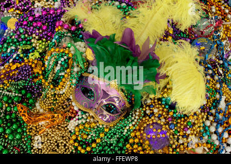 Gefedert-Maske auf einen Haufen von Karneval-Perlen. Stockfoto