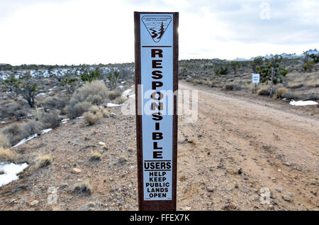 Suchscheinwerfer, Nevada, USA. 12. Februar 2016. Bureau of Landmanagement post Spuren Zeichen der Staatsgrenze zwischen Nevada und Kalifornien im hohen Wüstengebiet der Burg Berge Montag, 1. Februar 2016. Eine 21.000 Hektar großen Parzelle südwestlich von Searchlight, Nevada in Kalifornien wird vorgeschlagen, als nationales Denkmal zum Schutz einer Fläche weggelassen, wenn die 1,5 Millionen Hektar großen Mojave National Preserve 1994 gegründet wurde. US-Präsident Barack Obama nutzt seine Autorität unter dem Antiquities Act drei Denkmäler der Mojave-Wüste auf fast 2 Millionen Hektar, darunter etwa 21.000 Hektar großen Schloss Berge erstellen Stockfoto