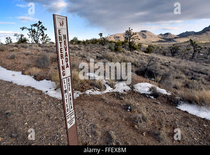 Suchscheinwerfer, Nevada, USA. 12. Februar 2016. Bureau of Landmanagement post Spuren Zeichen der Staatsgrenze zwischen Nevada und Kalifornien im hohen Wüstengebiet der Burg Berge Montag, 1. Februar 2016. Eine 21.000 Hektar großen Parzelle südwestlich von Searchlight, Nevada in Kalifornien wird vorgeschlagen, als nationales Denkmal zum Schutz einer Fläche weggelassen, wenn die 1,5 Millionen Hektar großen Mojave National Preserve 1994 gegründet wurde. US-Präsident Barack Obama nutzt seine Autorität unter dem Antiquities Act drei Denkmäler der Mojave-Wüste auf fast 2 Millionen Hektar, darunter etwa 21.000 Hektar großen Schloss Berge erstellen Stockfoto