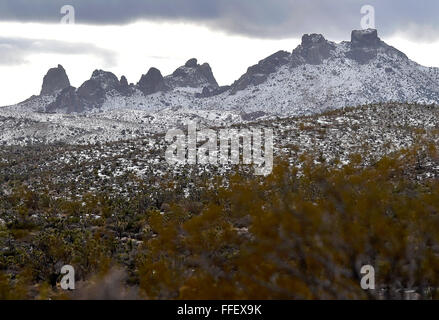 Suchscheinwerfer, Nevada, USA. 12. Februar 2016. Die tief verschneiten Schloss Gipfel im hohen Wüstengebiet nahe der Burg Berge sind Montag, 1. Februar 2016 gesehen. Eine 21.000 Hektar großen Parzelle südwestlich von Searchlight, Nevada in Kalifornien wird vorgeschlagen, als nationales Denkmal zum Schutz einer Fläche weggelassen, wenn die 1,5 Millionen Hektar großen Mojave National Preserve 1994 gegründet wurde. US-Präsident Barack Obama nutzt seine Autorität unter dem Antiquities Act erstelle ich drei Denkmäler der Mojave-Wüste auf fast 2 Millionen Hektar einschließlich der rund 21.000 Hektar großen Schloss Berge National Monument, Sand, Schnee National Monument Stockfoto