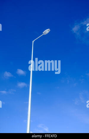 Ein minimalistisches Foto einer Straßenlaterne vor einem klaren blauen Himmel. Stockfoto