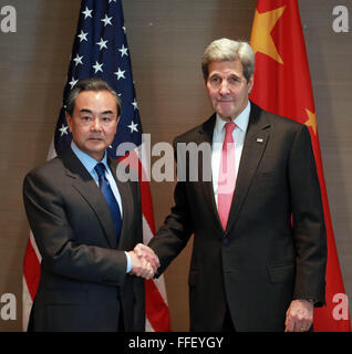 München, Deutschland. 12. Februar 2016. Chinesischer Außenminister Wang Yi (L) trifft sich mit US-Außenminister John Kerry in München, Deutschland, 12. Februar 2016. © Luo Huanhuan/Xinhua/Alamy Live-Nachrichten Stockfoto