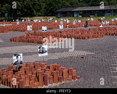 Denkmal am ehemaligen Nazi transit Lager Westerbork. Jeder Stein ist eine Person, die von hier deportiert wurde Stockfoto