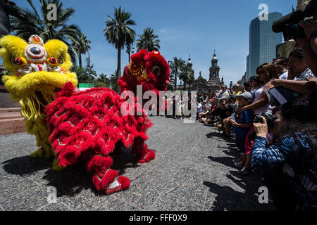 (160212)--SANTIAGO, 12. Februar 2016 (Xinhua)--Tänzer Löwentanz während der Chinese Lunar New Year und "Santiago-fest" feiern, an der Plaza de Armas in Santiago, die Hauptstadt von Chile, am 12. Februar 2016. "Feast von Santiago" feiert das 475th Jubiläum der Gründung der chilenischen Hauptstadt Santiago durch Pedro de Valdivia. (Xinhua/Jorge Villegas) (jg) (Fnc) Stockfoto