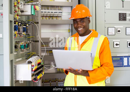 fröhliche afrikanischer amerikanischer Elektroingenieur auf laptop Stockfoto
