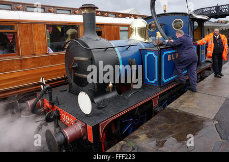 SHEFFIELD PARK, EAST SUSSEX/UK - 8. SEPTEMBER : Bluebell Dampflokomotive nimmt Wasser auf der Sheffield Park Station East Sussex am 8. September 2013. Nicht identifizierte Personen. Stockfoto