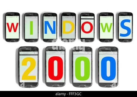 Windows 2000 geschrieben auf den Bildschirmen der Smartphones vor weißem Hintergrund fotografiert. Stockfoto