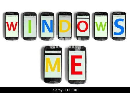 Windows ME geschrieben auf den Bildschirmen der Smartphones vor weißem Hintergrund fotografiert. Stockfoto