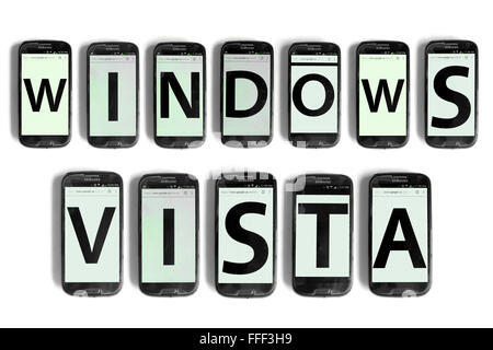 Windows Vista geschrieben auf den Bildschirmen der Smartphones vor weißem Hintergrund fotografiert. Stockfoto