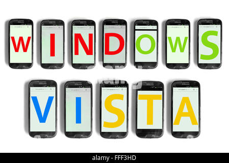 Windows Vista geschrieben auf den Bildschirmen der Smartphones vor weißem Hintergrund fotografiert. Stockfoto