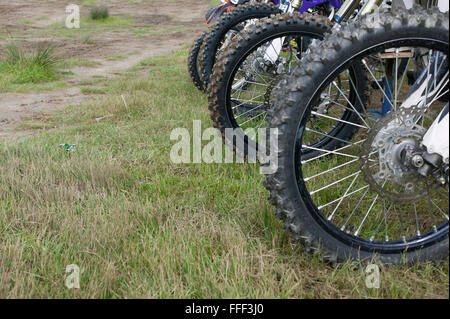 Nahaufnahme von sauberen Hinterrad des Fahrrades beteiligt sich an den Griechen Geflecht von Endurocross, Stockfoto