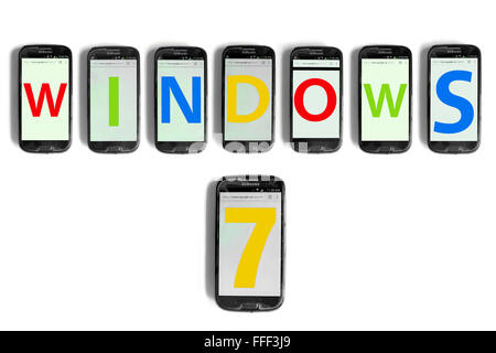 Windows 7 auf die Bildschirme von Smartphones vor weißem Hintergrund fotografiert geschrieben. Stockfoto