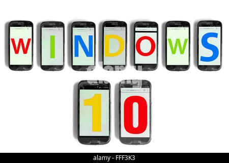 Windows 10 geschrieben auf den Bildschirmen der Smartphones vor weißem Hintergrund fotografiert. Stockfoto