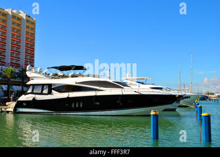 Luxus-Boote in Vilamoura Marina Stockfoto