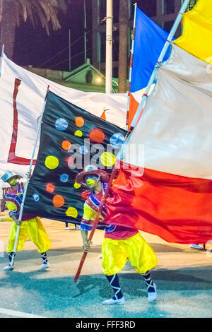 MONTEVIDEO, URUGUAY, kostümierte Januar - 2016 - Männer marschieren und die eine Flagge auf der konstituierenden Parade der Karneval von Montevide Stockfoto