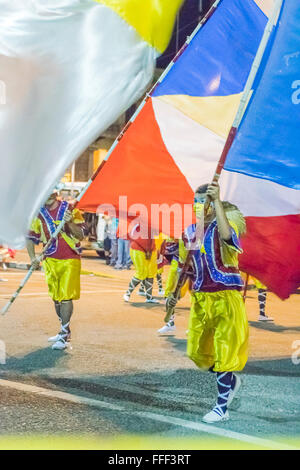 MONTEVIDEO, URUGUAY, kostümierte Januar - 2016 - Männer marschieren und die eine Flagge auf der konstituierenden Parade der Karneval von Montevide Stockfoto