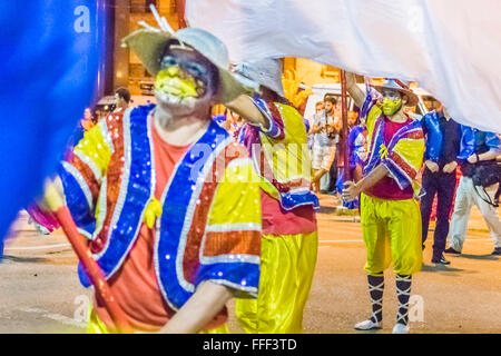 MONTEVIDEO, URUGUAY, kostümierte Januar - 2016 - Männer marschieren und die eine Flagge auf der konstituierenden Parade der Karneval von Montevide Stockfoto