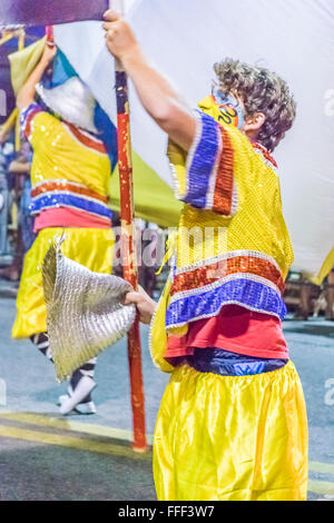 MONTEVIDEO, URUGUAY, kostümierten Januar - 2016 - Mann marschieren und die eine Flagge auf der konstituierenden Parade der Karneval von Montevide Stockfoto