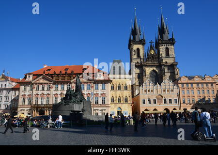 Altstädter Ring mit Jan-Hus-Denkmal und die Gottesmutter vor der Teynkirche in Prag, Tschechien. Stockfoto