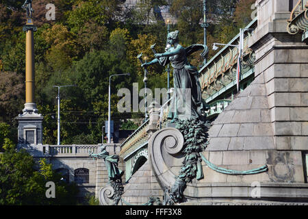 Nahaufnahme der Figuren auf Cechuv Brücke über den Fluss Vitava in Prag, Tschechien. Stockfoto