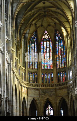 Glasfenster in St. Vitus Cathedral auf der Prager Burg. Stockfoto