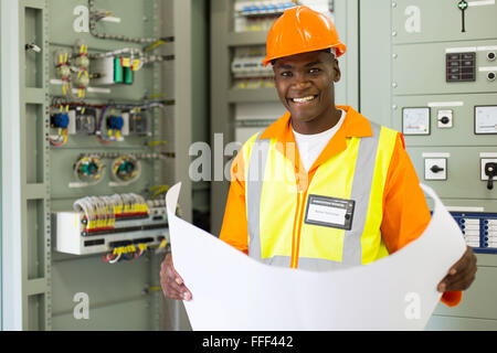 gut aussehende leitender technischer Mitarbeiter im Umspannwerk Kontrollraum Stockfoto