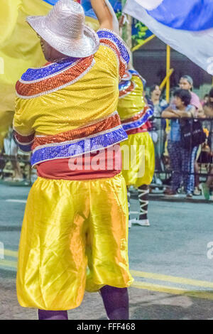 MONTEVIDEO, URUGUAY, kostümierten Januar - 2016 - Mann marschieren und die eine Flagge auf der konstituierenden Parade der Karneval von Montevide Stockfoto