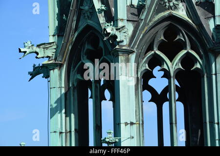 Nahaufnahme von Wasserspeier auf St. Vitus Cathedral auf der Prager Burg. Stockfoto