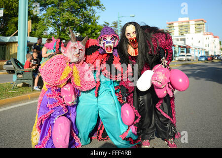 Gruppe der modernen Version des VEJIGANTES während des Karnevals in Ponce, Puerto Rico. US-Territorium. Februar 2016 Stockfoto