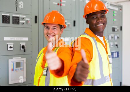 zwei hübsche macht Unternehmen technische Mitarbeiter mit Daumen nach oben Stockfoto