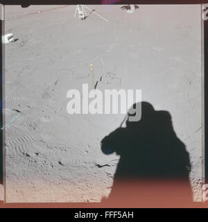 Dies ist die komplette, unbearbeitete Sammlung von Apollo 15, in der die Astronauten David Scott, James Irwin und Alfred M. Worden wichtige Momente festhalten, darunter ihre Mondwanderungen, das Mondfahrzeug und die Mondgeologie. Apollo 15 war die erste Mission, die den Lunar Rover nutzte und wertvolle wissenschaftliche Daten lieferte. Stockfoto