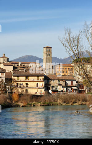 Rieti, Lazio, vertikale Panorama-Bild der Stadt, mit dem Fluss Velino im Vordergrund und und der Glockenturm im Hintergrund Stockfoto